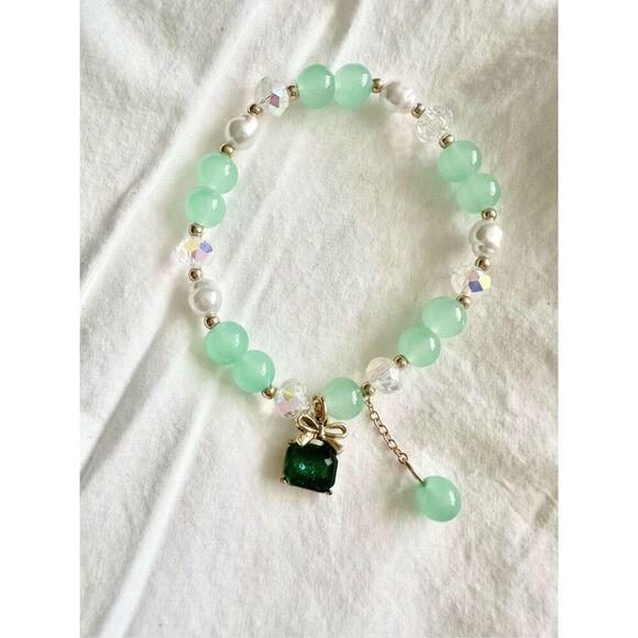 Iridescent and green color beaded jewel charm bracelet - Picture 1 of 2
